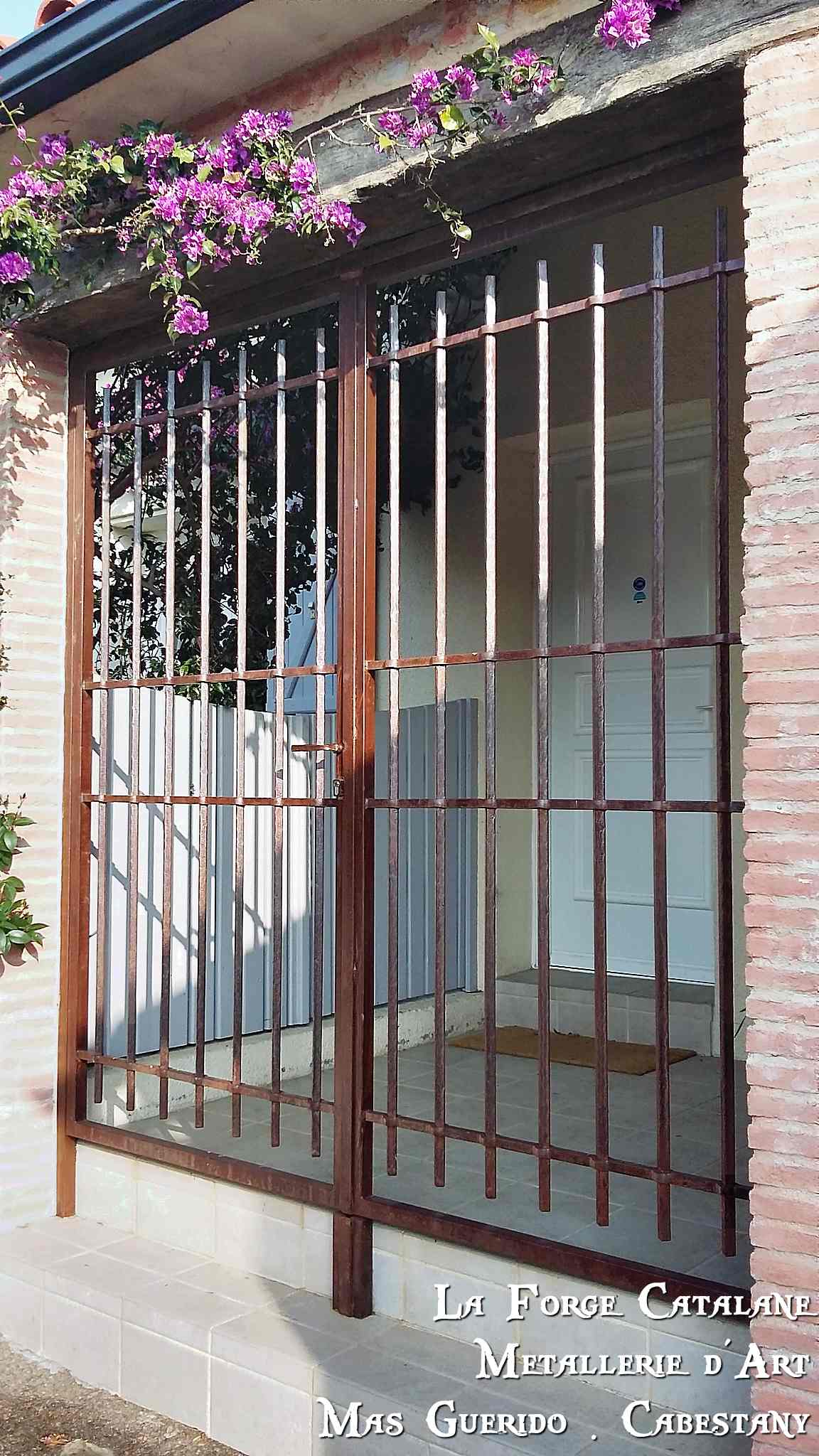 grille articulee barre trous renfles barreaudage carre 16 forge catalane.jpg